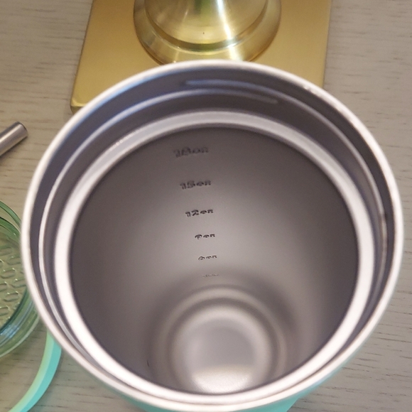 BrüMate Multishaker 26 oz Water Bottle In Kiwi Green With Extra Lid - Picture 5 of 6